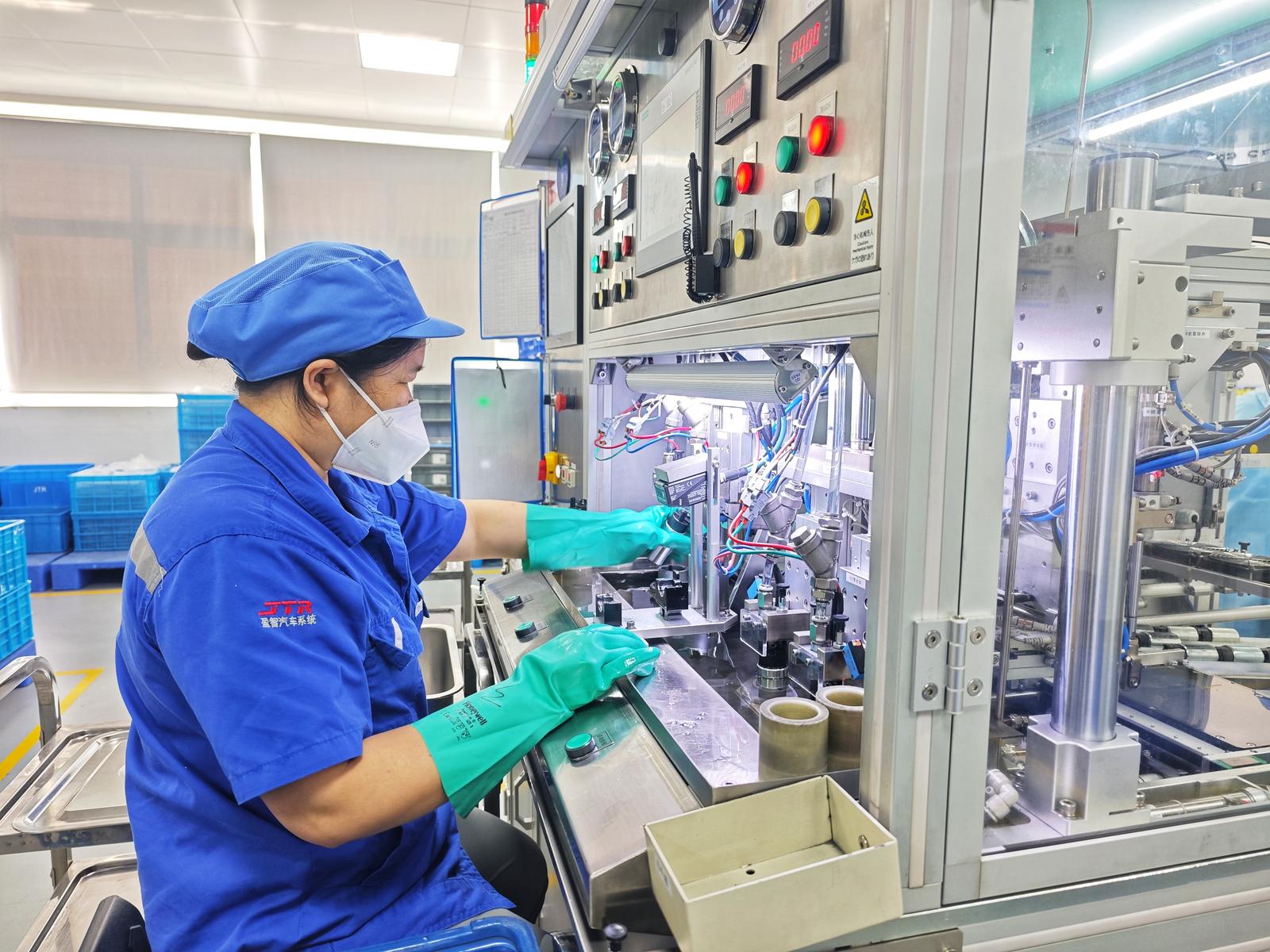 工人对刚下生产线的泵芯进行质检。