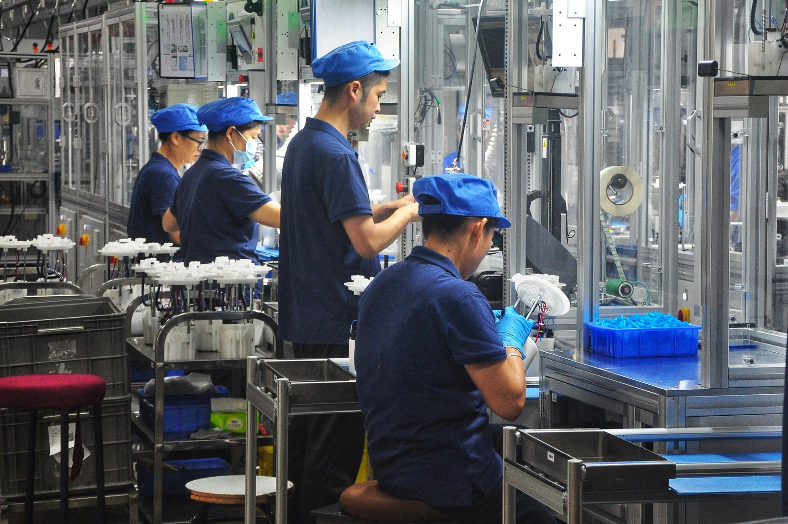 工人们赶制燃油泵订单。