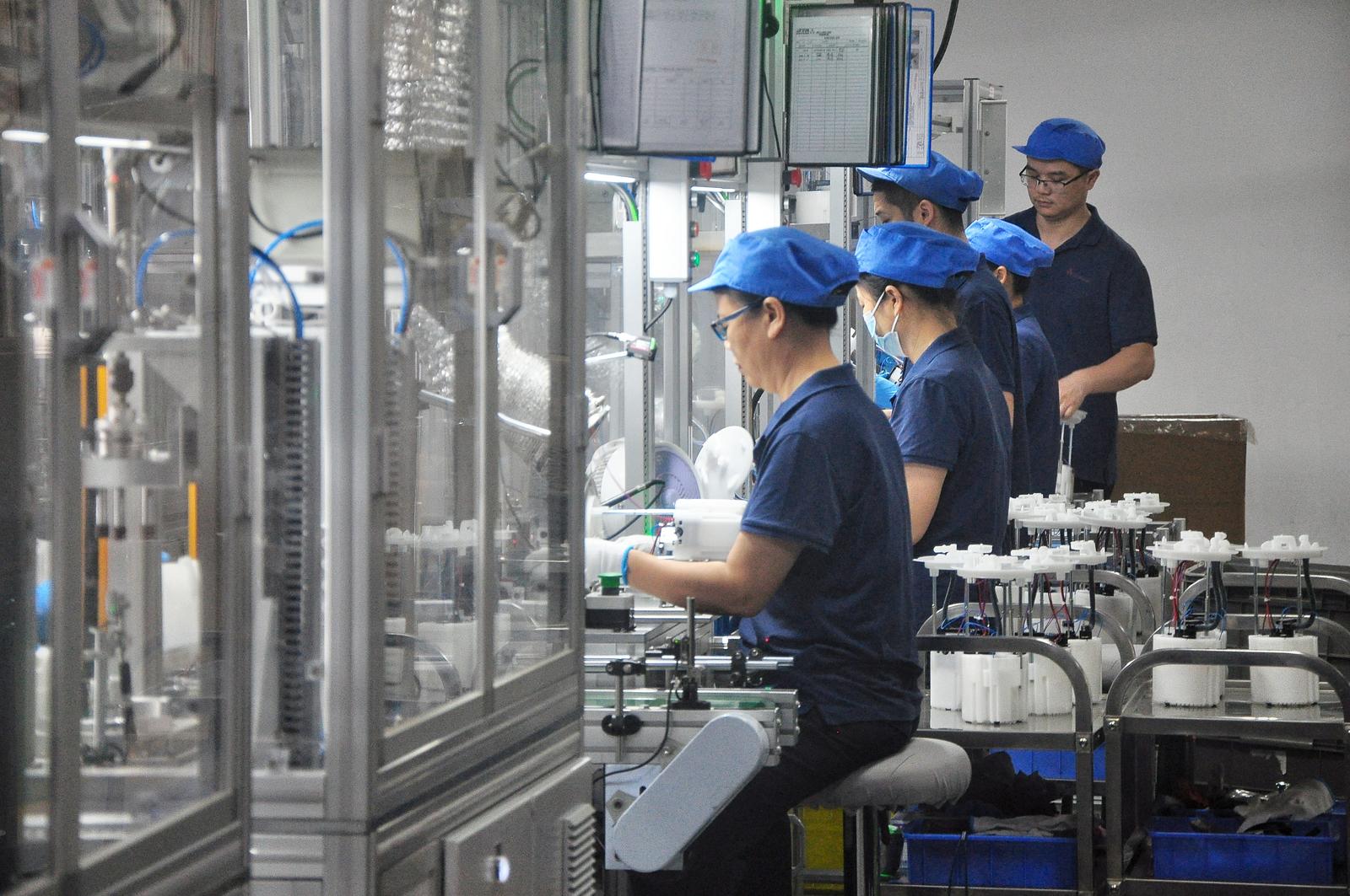 生产线上一派忙碌。