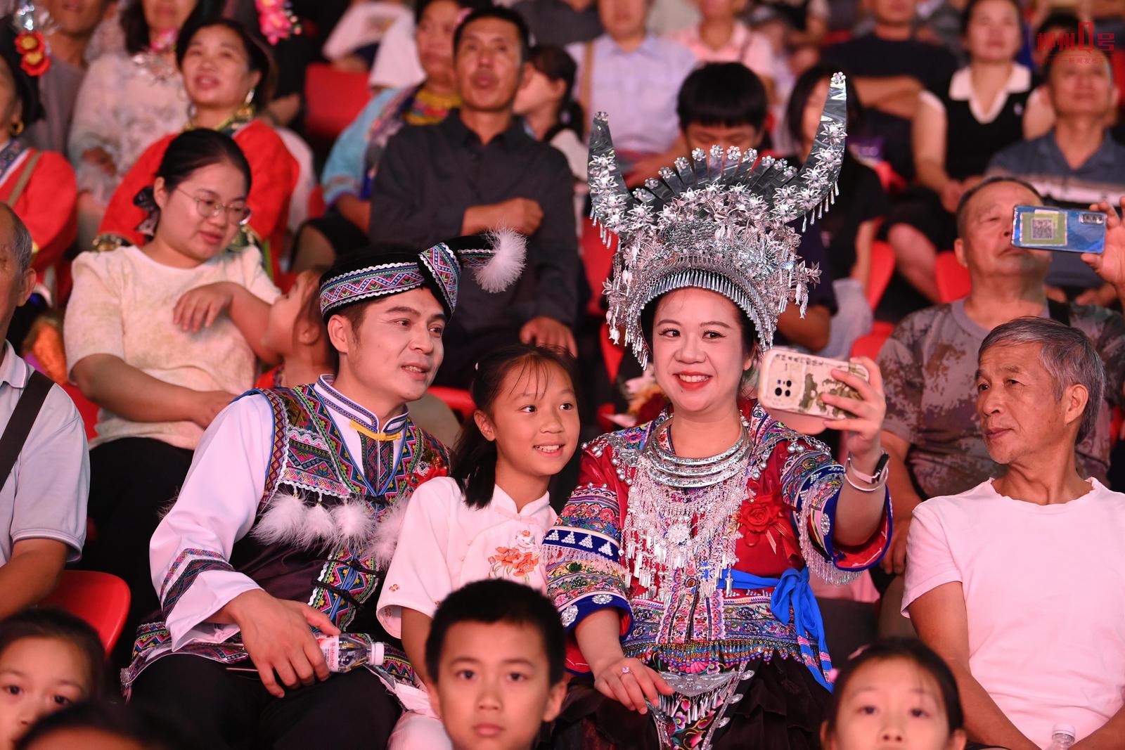 新人记录美好时刻。