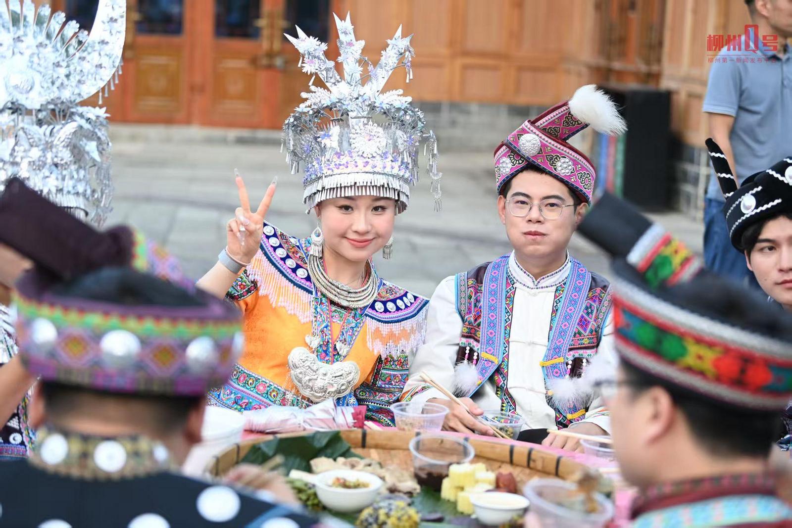 新人吃长桌簸箕宴。