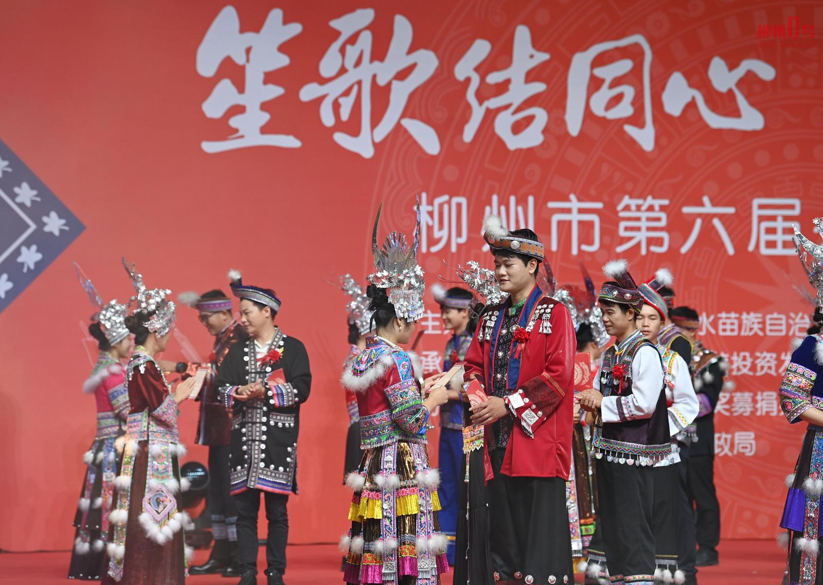 新人交换信物。