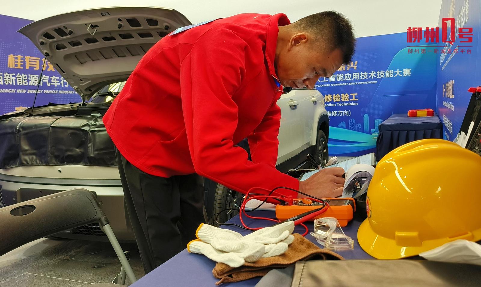 选手参加汽车维修检验工(智能网联故障诊断与维修方向)比赛。