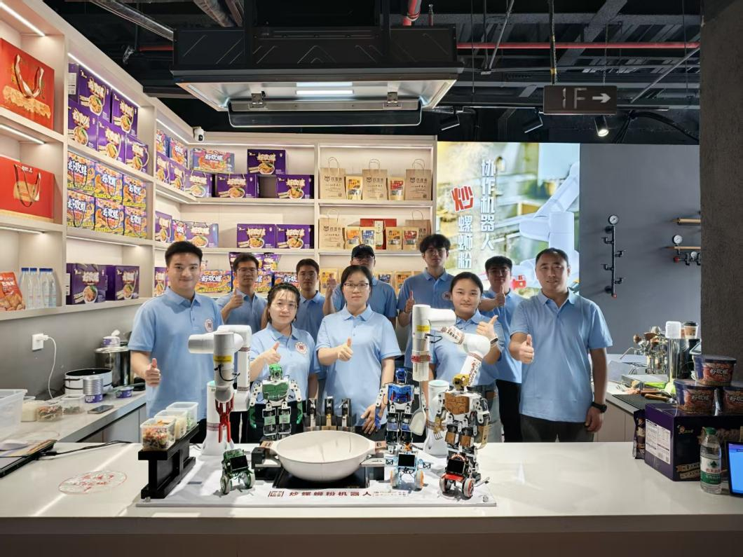 柳州工学院师生团队在“广西三月三·八桂嘉年华”主会场。