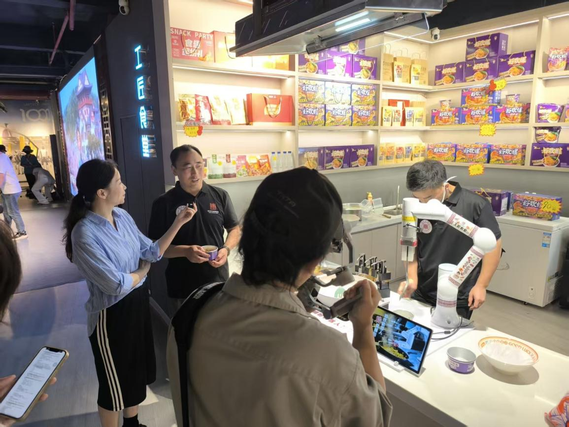 柳州工学院机械工程学院副院长赵红飞接受媒体采访。
