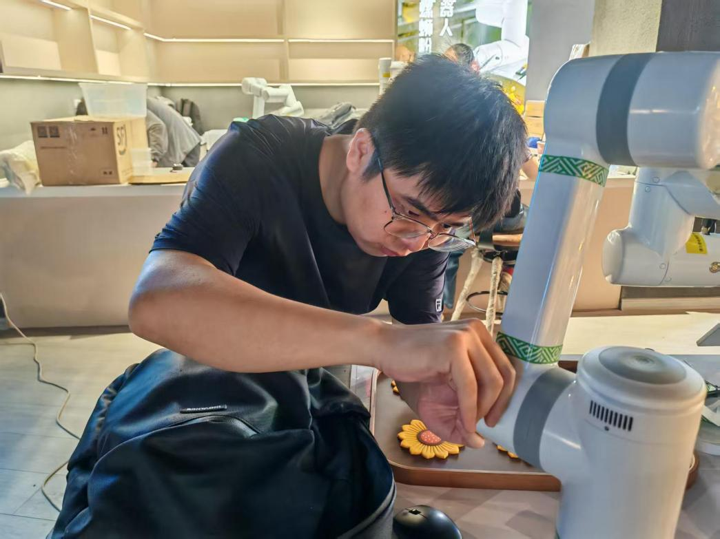 柳州工学院学生在对参展设备进行调试。