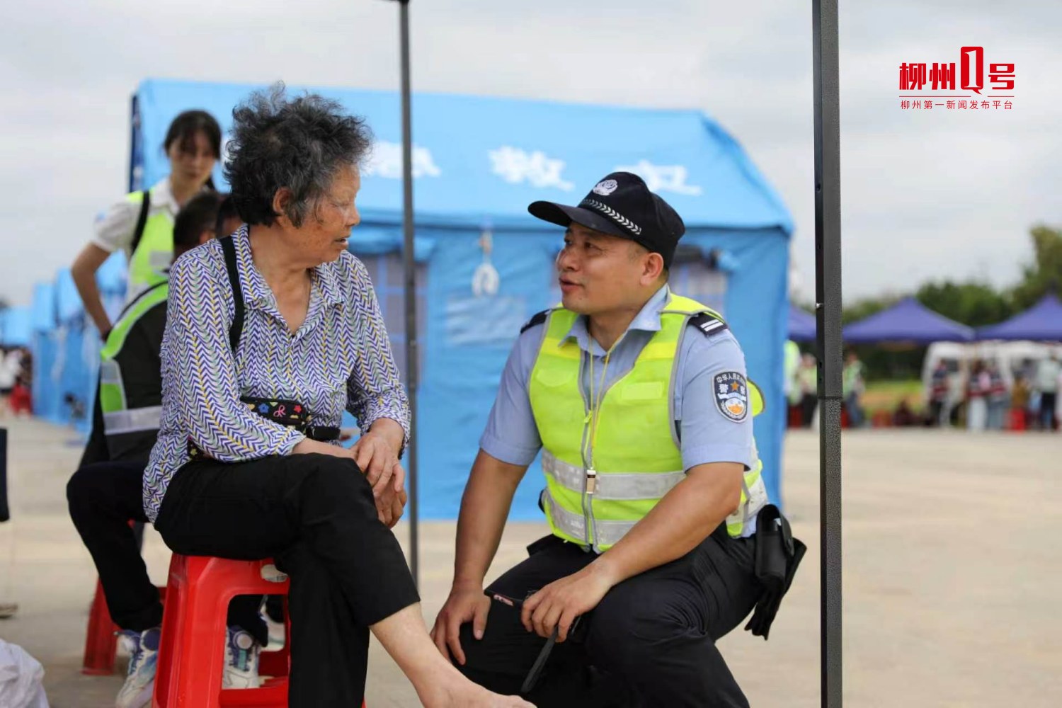 民警在临时安置点安抚群众。曾祥 摄