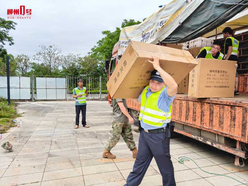 民警紧急运送救灾物资。 曾祥 摄
